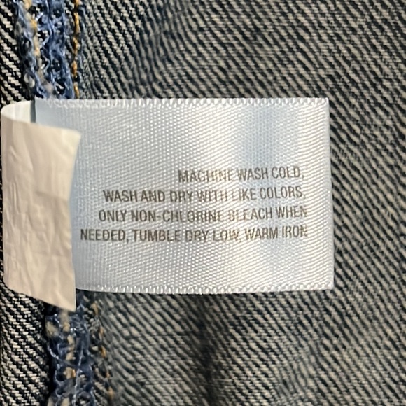 Old Navy Large jean jacket. Excellent used condition. 100% cotton. Med/dark blue - Picture 10 of 10